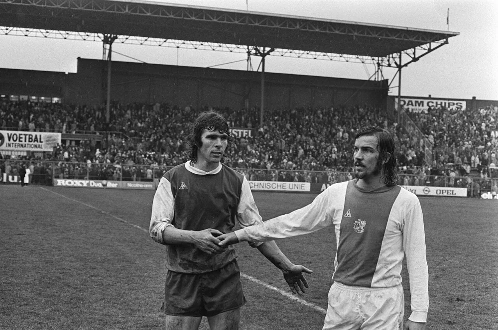 Ajax tegen Feyenoord 0-1, Rene Notten (r) feliciteert Van Hanegem na afloop. Foto: Hans Peters / Anefo, Nationaal Archief (CC0).