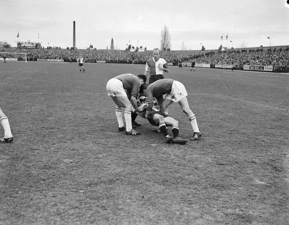 Willem II tegen Feyenoord, Coen Moulijn gewond. Foto: Wim van Rossem / Anefo, Nationaal Archief (CC0).