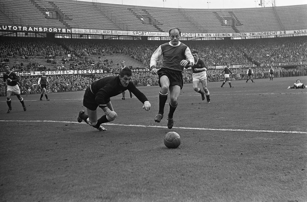 Feyenoord tegen MVV 3-0, Gerard 'Pummie' Bergholtz in duel met Korver. Foto: Eric Koch / Anefo, Nationaal Archief (CC0).
