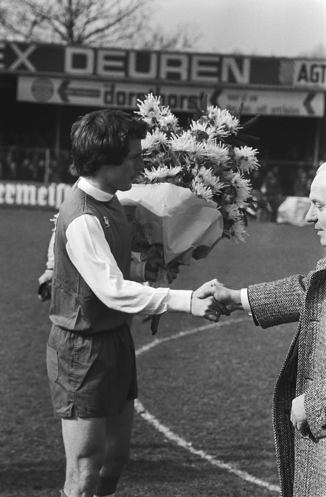 Bloemetje voor Dick Schneider vanwege een jubileumswedstrijd. Foto: Rob C. Croes / Anefo, Nationaal Archief (CC0).