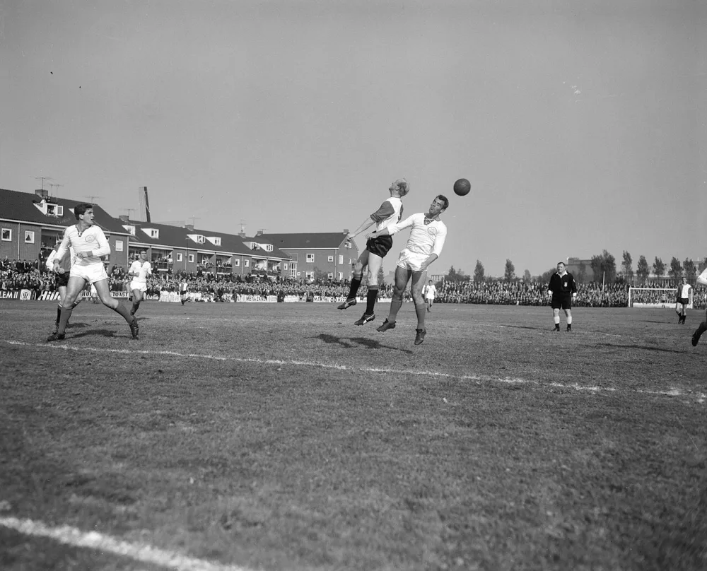 FC Zaanstreek tegen Feyenoord 1-2, bekervoetbal, Piet Kruiver (Feyenoord) in kopduel met Smit. Foto: Joop van Bilsen / Anefo, Nationaal Archief (CC0).
