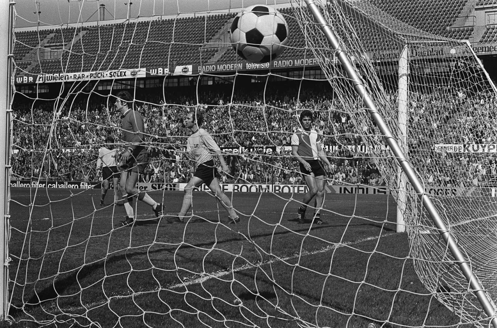 Feyenoord tegen Roda JC 8-0, Van Hanegem (rechts) scoort vijfde doelpunt, doelman De Mierden (links). Foto: Rob Mieremet / Anefo, Nationaal Archief (CC0).