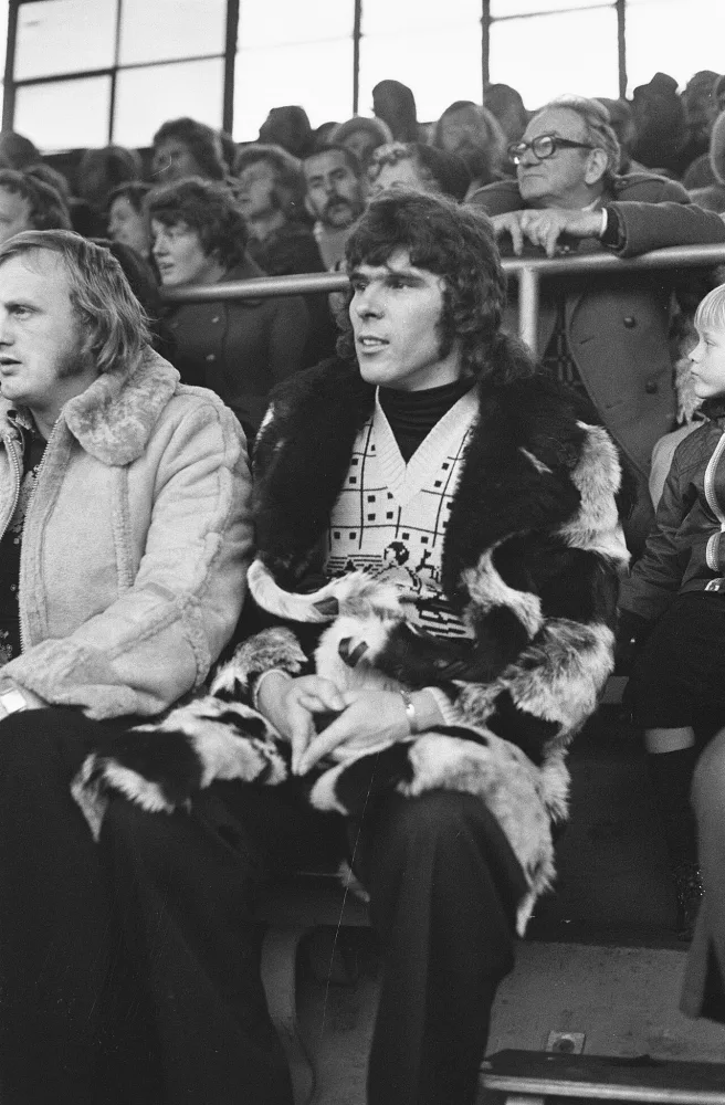 Feyenoord tegen Excelsior 2-1, Van Hanegem (geschorst) op tribune. Foto: Hans Peters / Anefo, Nationaal Archief (CC0).