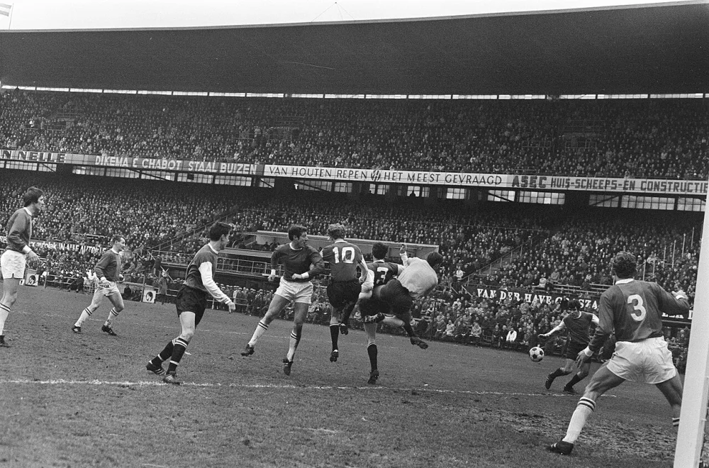 Feijenoord tegen ADO 1-1 nr. 16 : Kindvall scoort 1-1. Foto: Jac. de Nijs / Anefo, Nationaal Archief (CC0).