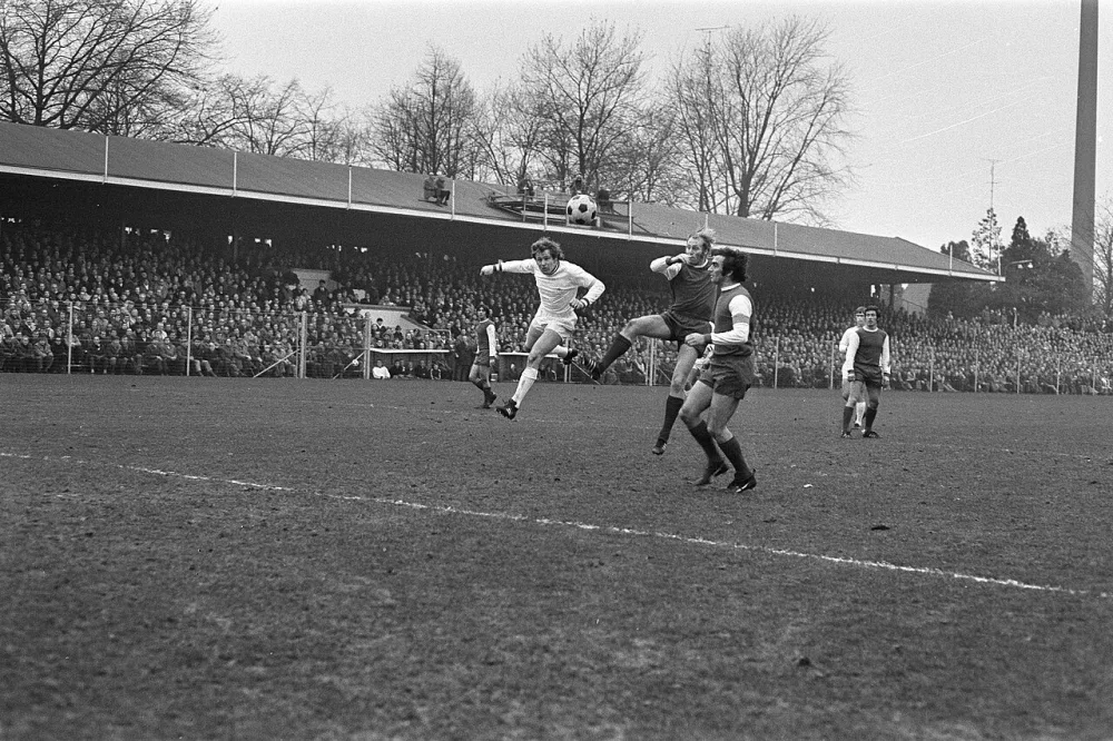 PSV tegen Feyenoord 2-0, Israel in actie. Foto: Bert Verhoeff / Anefo, Nationaal Archief (CC0).
