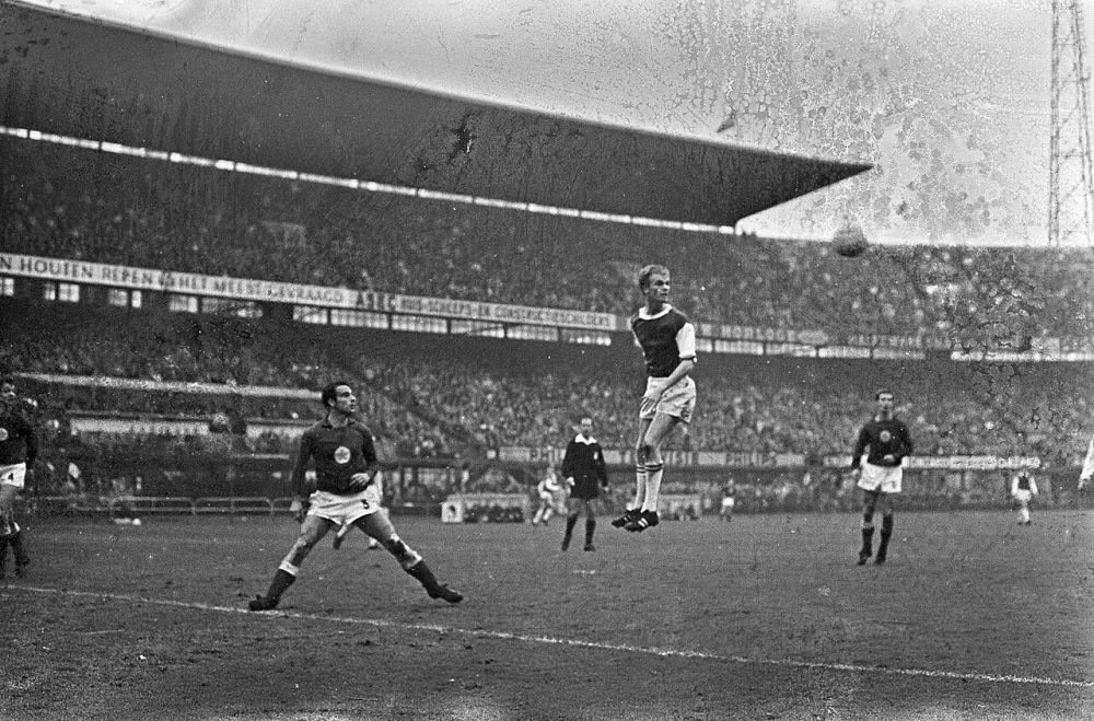Feyenoord tegen MVV 3-0. Ruud Geels kopt de bal. Foto: Jac. de Nijs / Anefo, Nationaal Archief (CC0).
