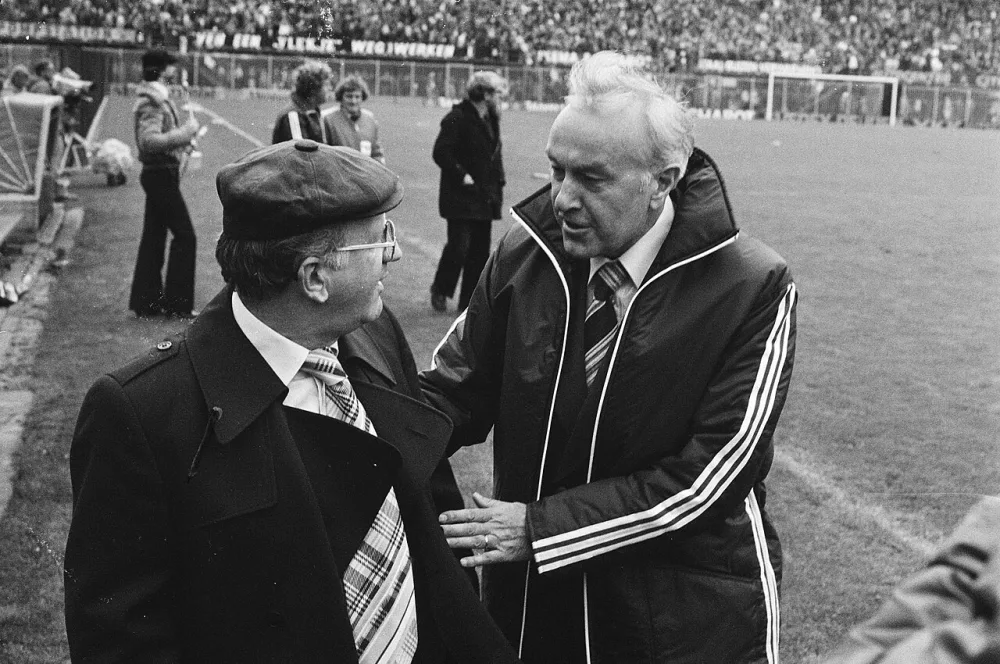 Feyenoord tegen PSV 1-0, de trainers Schrijvers (l), PSV Jezek (Feyenoord). Foto: Bert Verhoeff / Anefo, Nationaal Archief (CC0).