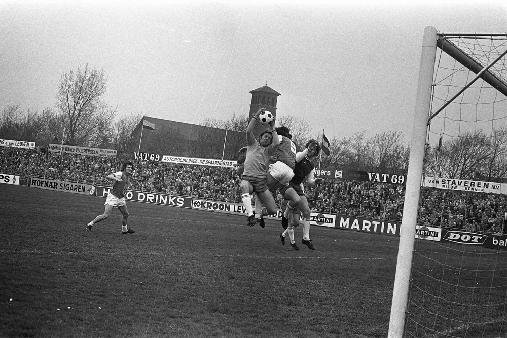 Haarlem tegen Feyenoord 0-0, doelman Poldervaart in duel Schoenmaker (9). Foto: Bert Verhoeff / Anefo, Nationaal Archief (CC0).