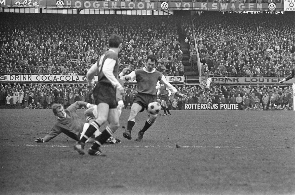Feijenoord tegen ADO 1-1 spelmomenten. Foto: Jac. de Nijs / Anefo, Nationaal Archief (CC0).