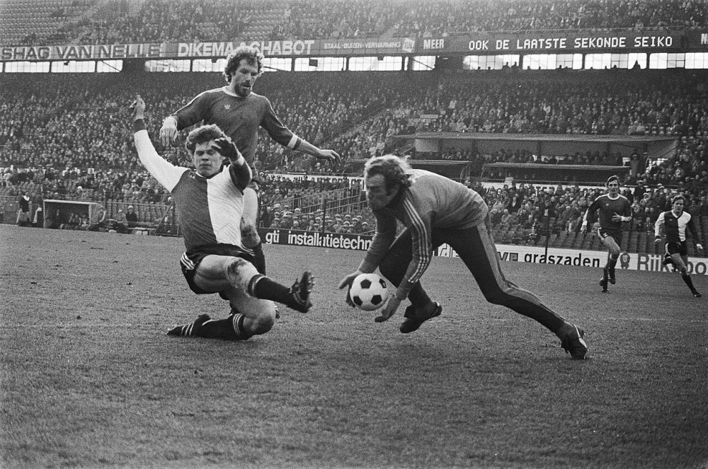 Feyenoord tegen FC Twente 0-2, Nico Jansen in duel met doelman Van Gerven. Foto: Bert Verhoeff / Anefo, Nationaal Archief (CC0).
