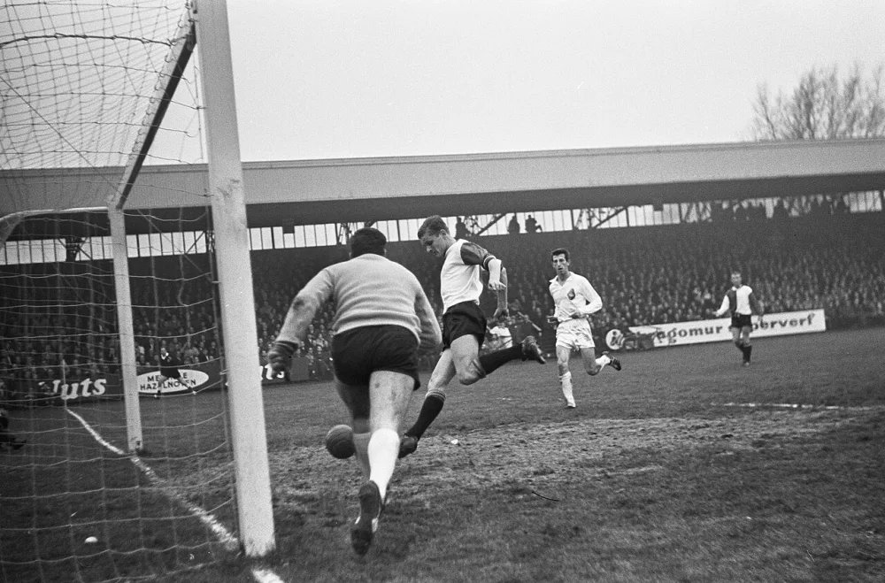 Telstar tegen Feyenoord 0-2, Venneker (rechts) (Feyenoord scoort, keeper Stuy gepasseerd. Foto: Eric Koch / Anefo, Nationaal Archief (CC0).