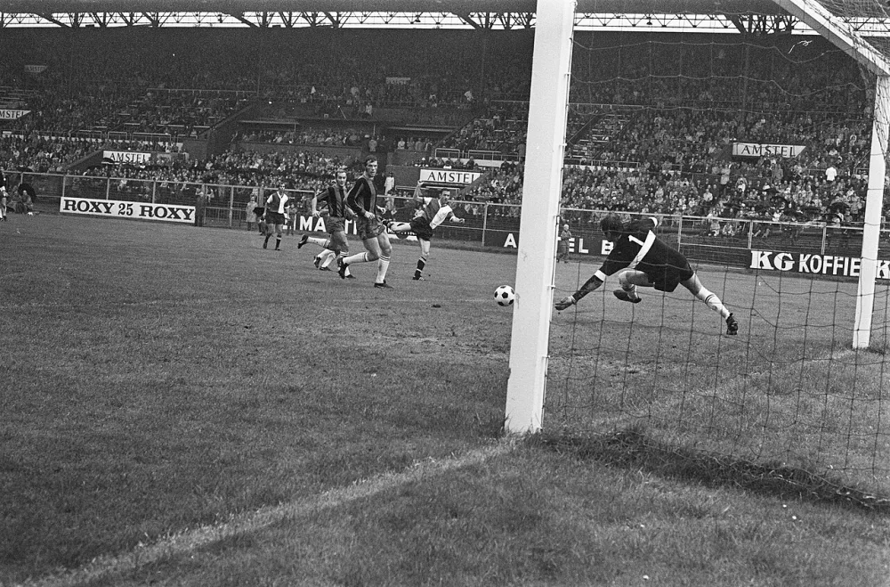 DWS tegen Feijenoord 0-4; doelpunt van Kindvall, Jongbloed duikt. Foto: Bert Verhoeff / Anefo, Nationaal Archief (CC0).