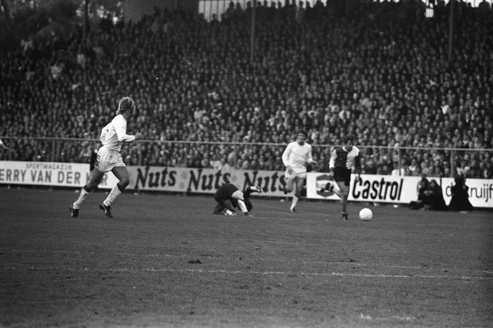 Ajax tegen Feyenoord 2-1. Foto: Bert Verhoeff / Anefo, Nationaal Archief (CC0).
