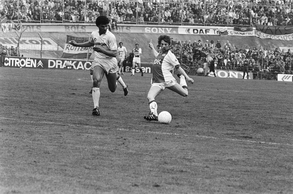 Jesper Olsen van Ajax aan de bal, links Feyenoorder Ruud Gullit. Foto: Rob Bogaerts / Anefo, Nationaal Archief (CC0).