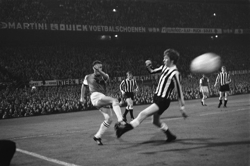 Feyenoord tegen Reykjavik 12-0, 1e wedstrijd in de Europa Cup : Ove Kindvall (l) aktie. Foto: Eric Koch / Anefo, Nationaal Archief (CC0).