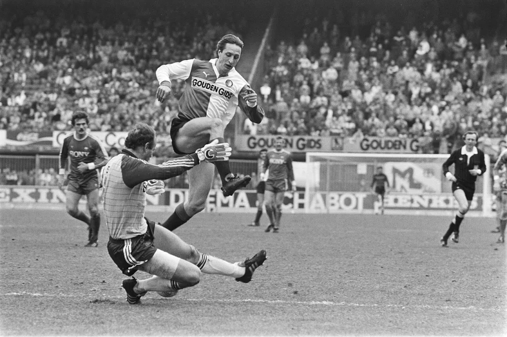 Feyenoord tegen AZ'67 5-2; Johan Cruijff springt over doelman Treytel. Foto: Rob Bogaerts / Anefo, Nationaal Archief (CC0).