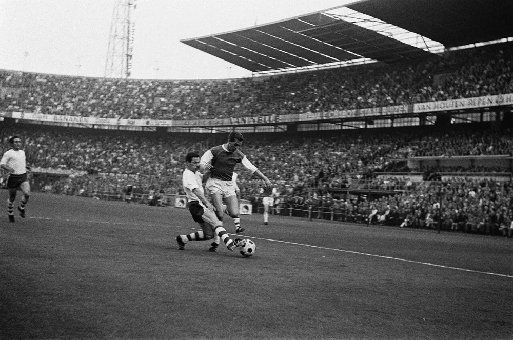 Feijenoord tegen PSV 1-1, in de KNVB bekerfinale tijdens de rust voor de verlenging rusten Feijenoord spelers uit,. Foto: Joost Evers / Anefo, Nationaal Archief (CC0).