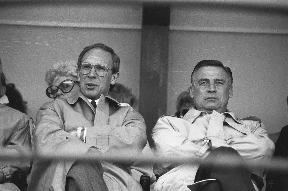 Feyenoord tegen Ajax, nieuw algemeen directeur Hans Kraay (l) met Gerard Kerkum op tribune. Foto: Rob Bogaerts / Anefo, Nationaal Archief (CC0).