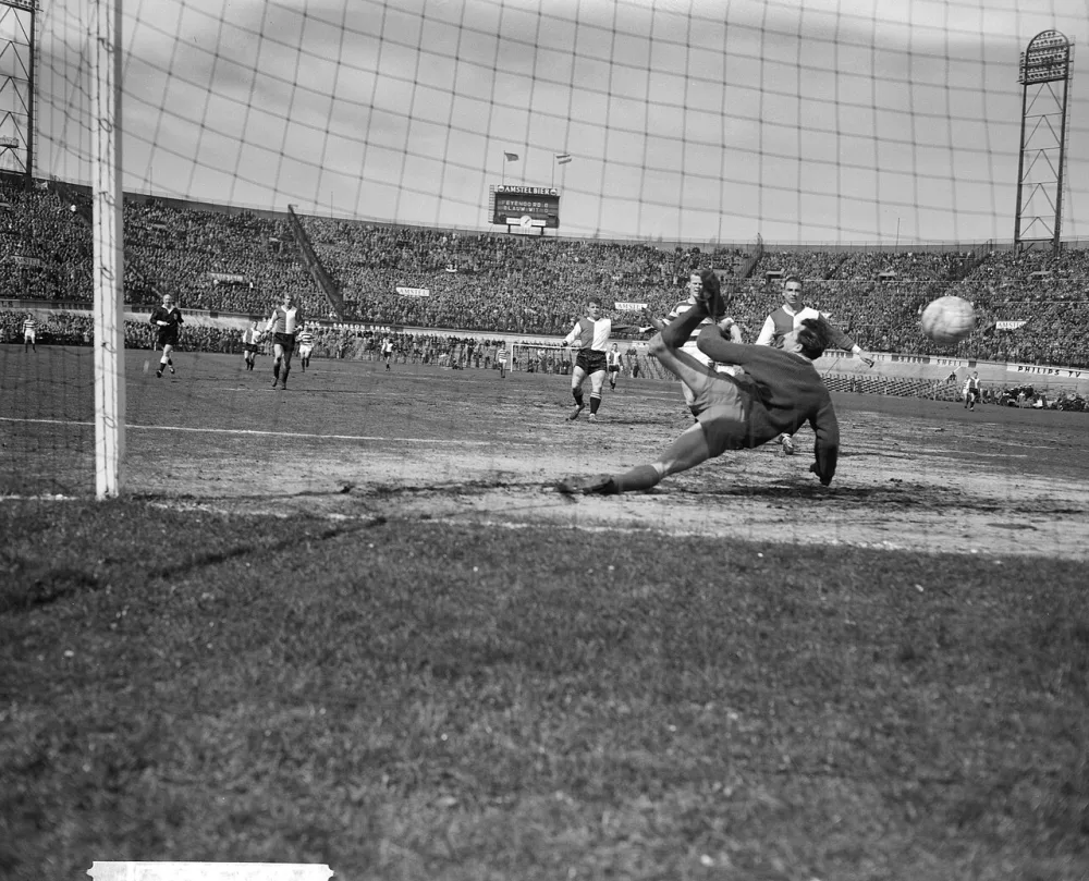 Blauw-Wit tegen Feyenoord 1-1 (spelmoment). Foto: Joop van Bilsen / Anefo, Nationaal Archief (CC0).