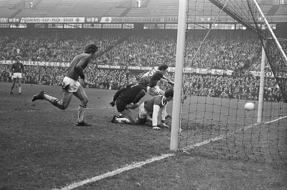 Feijenoord tegen AZ 67 6-1; tweede Feijenoord doelpunt. Foto: Bert Verhoeff / Anefo, Nationaal Archief (CC0).