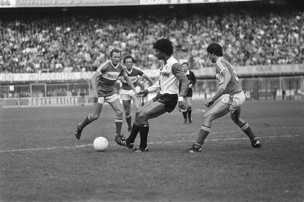 Ruud Gullit (m) van Feyenoord in actie. Foto: Marcel Antonisse / Anefo, Nationaal Archief (CC0).