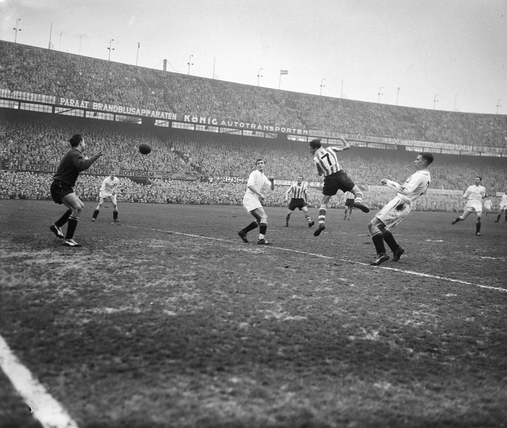 Voetbal Feyenoord tegen Sparta 0-3 drukte bij het stadion Tony Van Ede (rechts springend) 1-0 links Pieter Graafla. Foto: Herbert Behrens / Anefo, Nationaal Archief (CC0).