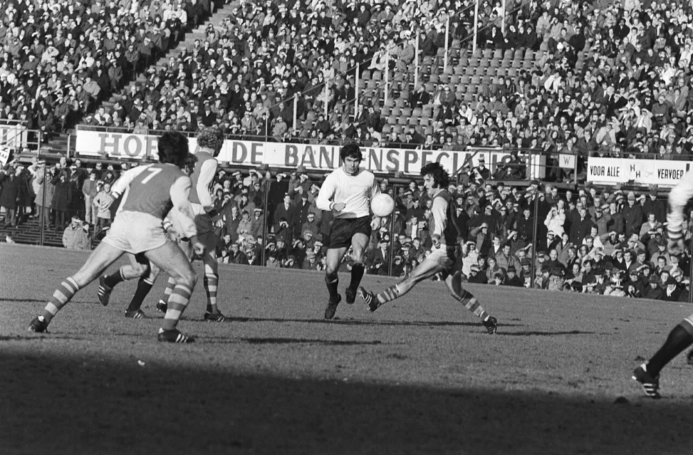 Feijenoord tegen Go Ahead 3-0; aktie. Foto: Bert Verhoeff / Anefo, Nationaal Archief (CC0).