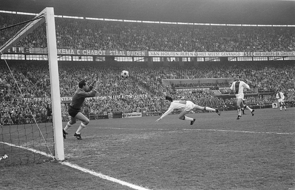 Feijenoord tegen Ajax 1-1 Cruijff, Pieters en Graafland in aktie. Foto: Rob Mieremet / Anefo, Nationaal Archief (CC0).