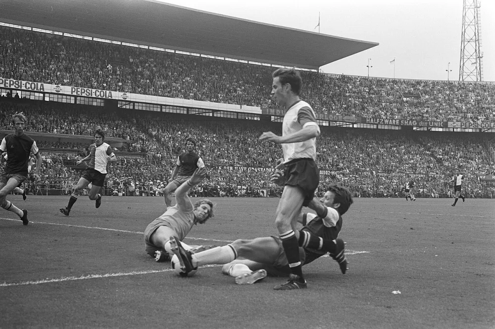 Spelmoment; door de overwinning is Feyenoord kampioen. Foto: fotograaf onbekend / Anefo, Nationaal Archief (CC0).