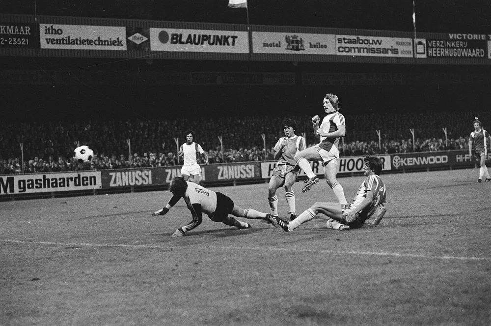 AZ67 tegen Feyenoord 2-2, Jaan de Graaf scoort tweede doelpunt, verdedigers Brard en Wijnstekers (zittend) kijk toe. Foto: Koen Suyk / Anefo, Nationaal Archief (CC0).