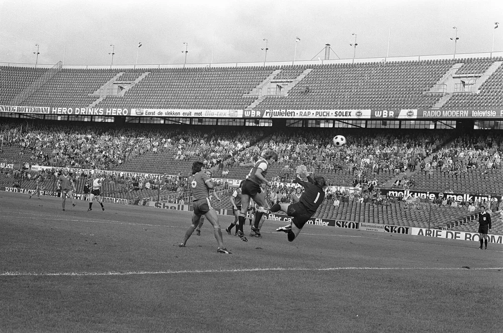 Feyenoord tegen MVV 3-1, Theo de Jong scoort met kopbal 1-0, rechts keeper Korver. Foto: Bert Verhoeff / Anefo, Nationaal Archief (CC0).