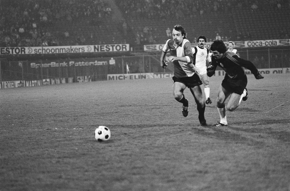 Voetbal, Feyenoord tegen Slavia Sofia (Europacup-II), 31 en 32 Van Deinsen (l) voorbij keeper van Slavia scoort doelpunt,. Foto: Hans van Dijk / Anefo, Nationaal Archief (CC0).