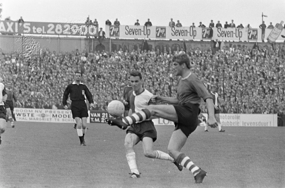 Hans Eijkenbroek (rechts) en Ove Kindvall (Feyenoord) in duel. Foto: fotograaf onbekend / Anefo, Nationaal Archief (CC0).