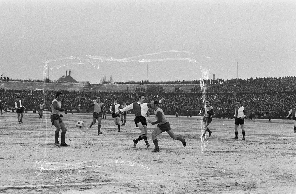 Vorwarts Berlin tegen Feyenoord 1-0 in Europa Cup I. Feyenoord-aanval, tweede van rechts Kindvall. Foto: Joost Evers / Anefo, Nationaal Archief (CC0).
