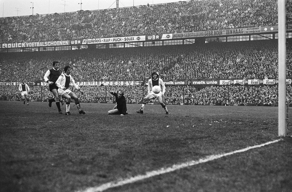 Feijenoord tegen Ajax 1-1; Cruijff scoort. Foto: Hans Peters / Anefo, Nationaal Archief (CC0).