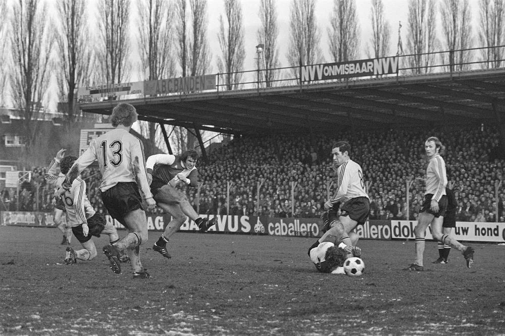 NAC tegen Feijenoord 2-2; spelmomenten. Foto: Bert Verhoeff / Anefo, Nationaal Archief (CC0).