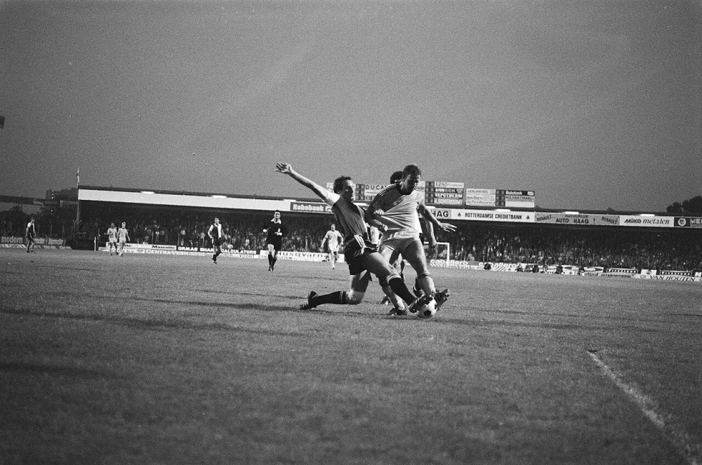 FC Den Haag tegen Feyenoord, Dick Schneider brengt Van Leeuwen ten val en veroorzaakt strafschop. Foto: Hans Peters / Anefo, Nationaal Archief (CC0).
