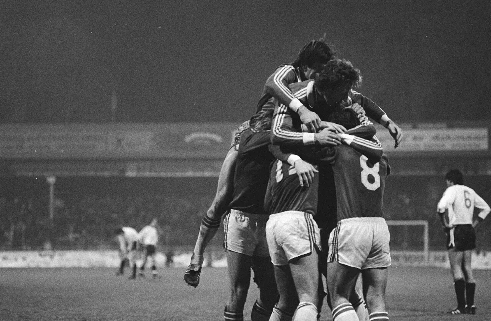 Voetbal AZ67 tegen Feyenoord 5-2, Peter Arntz (bedolven onder AZ-spelers nadat hij derde doelpunt heeft gescoord). Foto: Hans van Dijk / Anefo, Nationaal Archief (CC0).