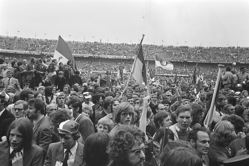 Door de overwinning is Feyenoord kampioen; supporters vieren feest. Foto: fotograaf onbekend / Anefo, Nationaal Archief (CC0).