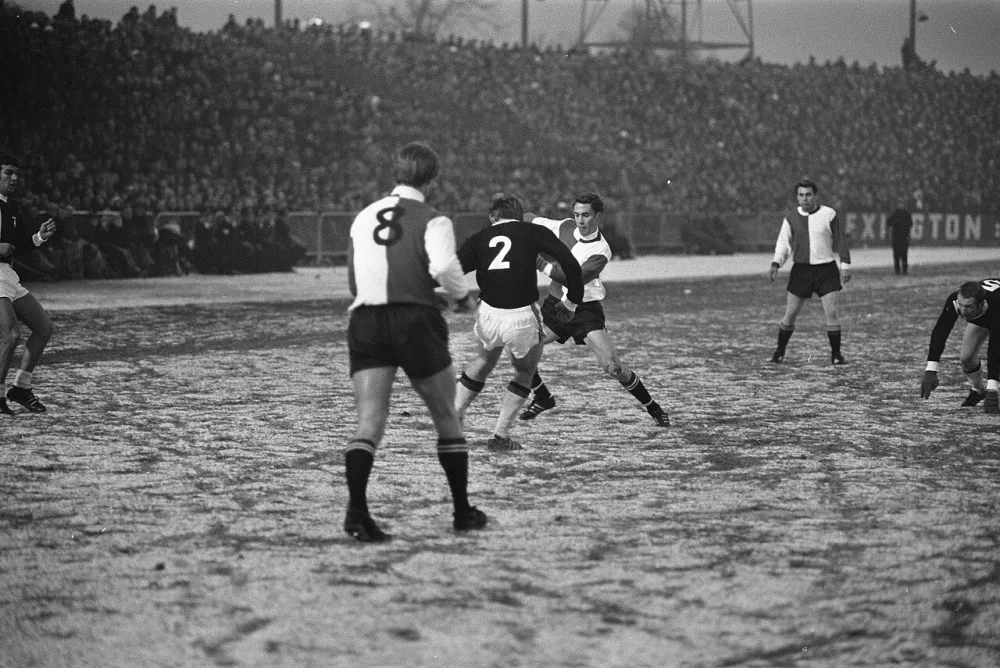 Voetbal. FC Twente tegen Feijenoord 1-1. Spelmoment, Ove Kindvall in duel met een Twente verdedigers [Van Ierssel of Ten Donkelaar?]. Foto: Rob Mieremet / Anefo, Nationaal Archief (CC0).