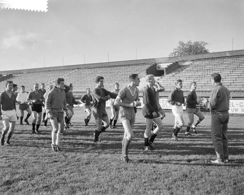 Ajax traint voor de beslissingswestrijd tegen Feyenoord. Foto: Joop van Bilsen / Anefo, Nationaal Archief (CC0).