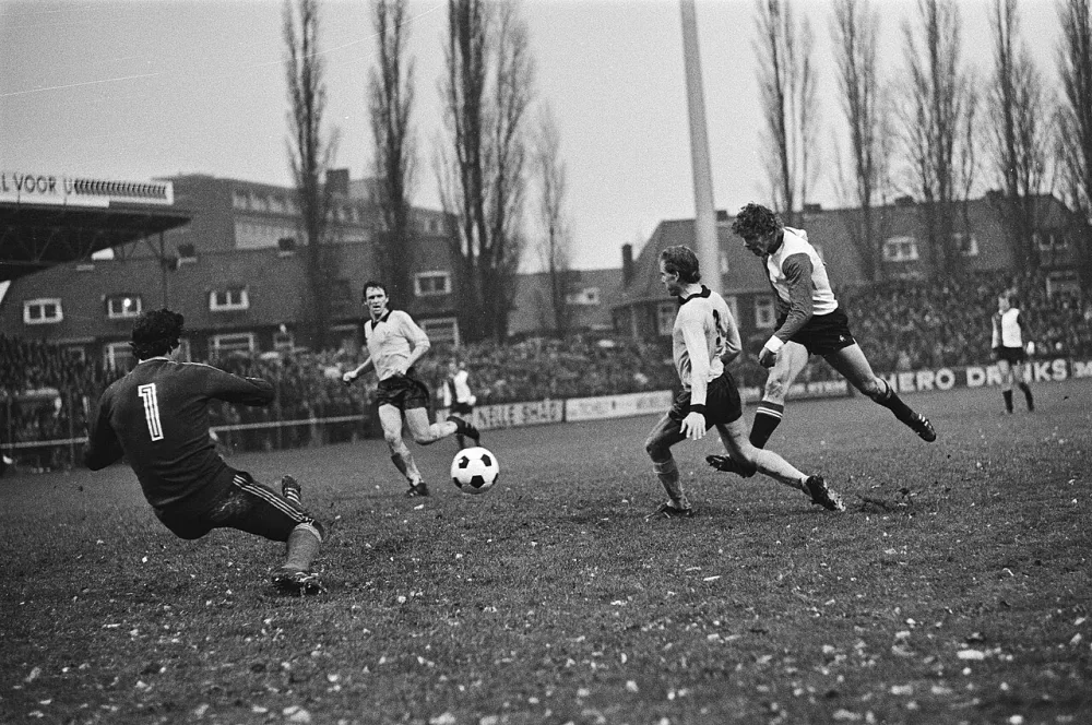 NAC tegen Feijenoord 2-2; Nico Jansen scoort tweede doelpunt, NAC-verdediger Krijnen komt te laat. Foto: Koen Suyk / Anefo, Nationaal Archief (CC0).
