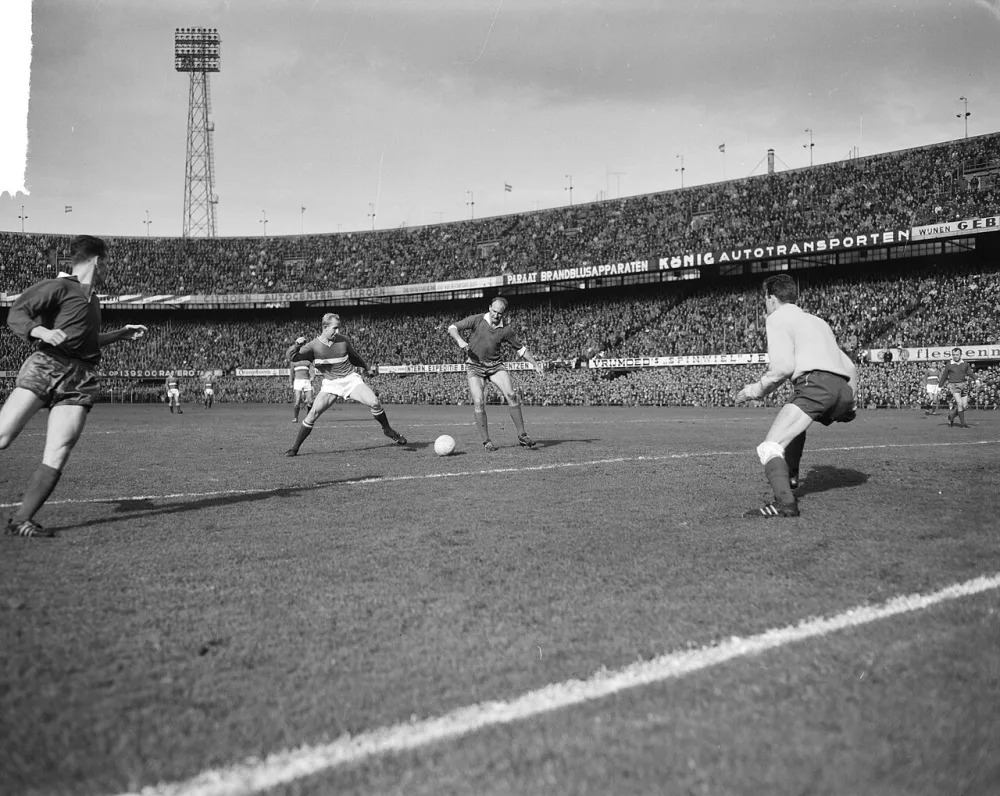 Feyenoord tegen PSV 4-2. Spelmoment. Foto: Joop van Bilsen / Anefo, Nationaal Archief (CC0).