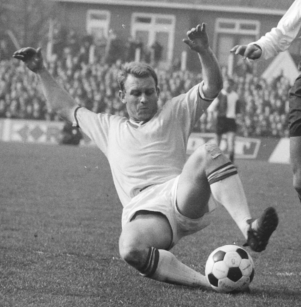 Go Ahead tegen Feyenoord, Harry Bild in duel met Thiemann ( Go Ahead ). Foto: Jac. de Nijs / Anefo, Nationaal Archief (CC0).
