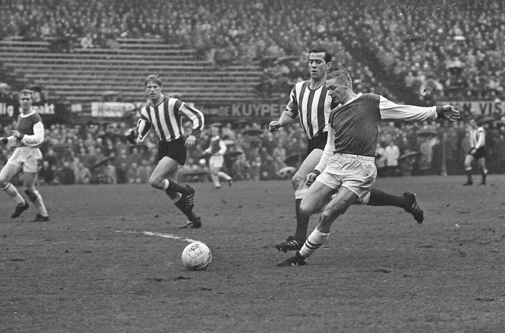 Feyenoord tegen PSV 4-2, Bild (rechts) scoort, achter Bil Schrijvers. Foto: Ben Merk / Anefo, Nationaal Archief (CC0).