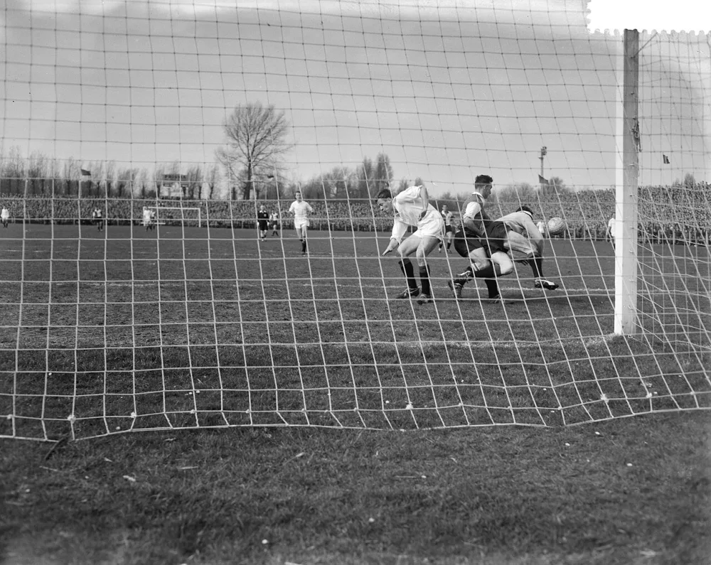 ADO tegen Feyenoord 0-2. Rechts ADO keeper Oostrum , in het midden r. b. Schouten. Foto: Herbert Behrens / Anefo, Nationaal Archief (CC0).