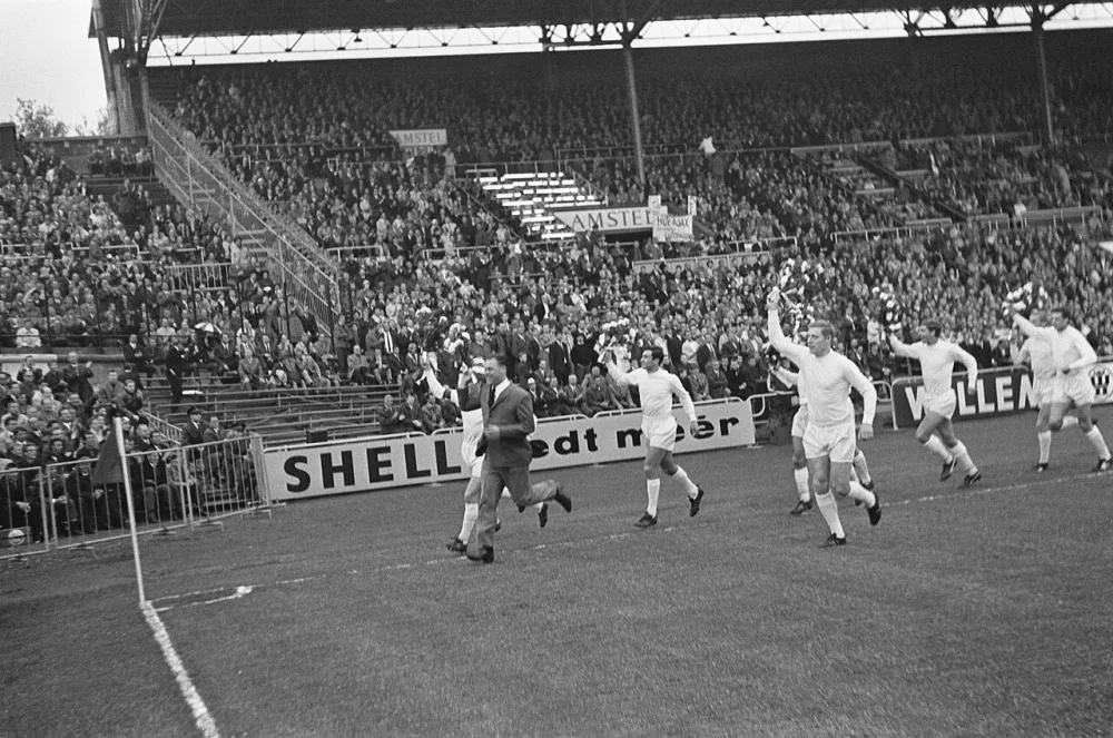 Ajax tegen Feyenoord 2-0, spelers Ajax maken ererondje. Foto: Joost Evers / Anefo, Nationaal Archief (CC0).