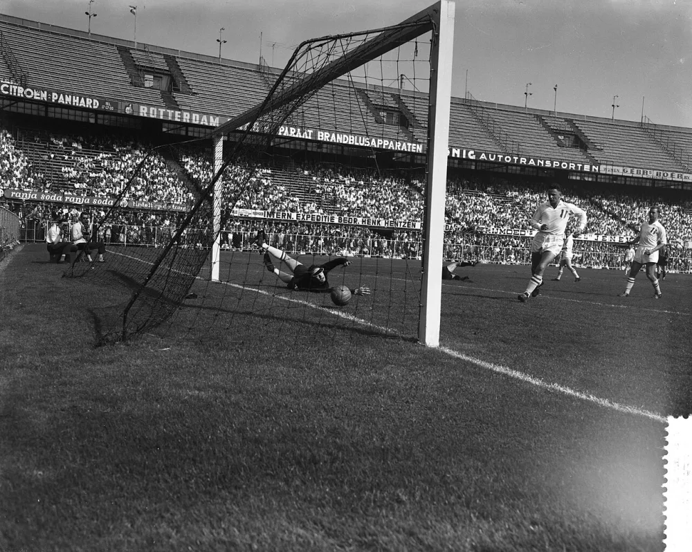 Feyenoord tegen Willem II 7-1, tweede doelpunt gescoord door C. van der Gijp. Foto: Herbert Behrens / Anefo, Nationaal Archief (CC0).