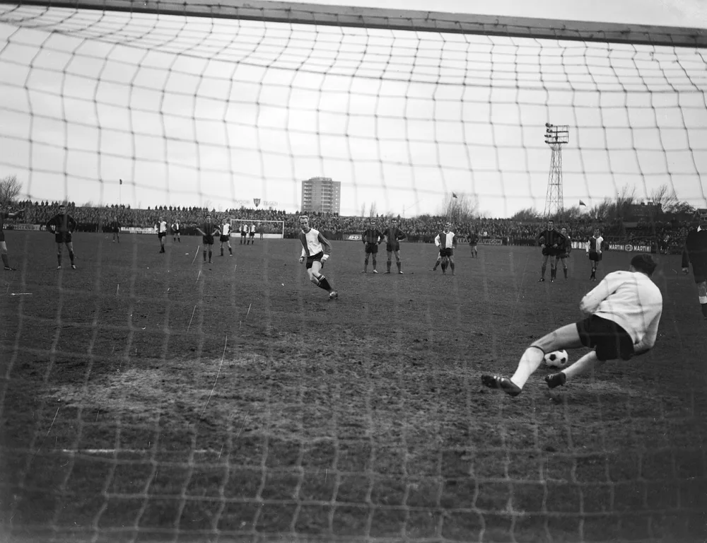 Bekervoetbal EDO tegen Feyenoord 1-3, keeper Amama (EDO) stopt penalty van Henk Groot. Foto: Joop van Bilsen / Anefo, Nationaal Archief (CC0).