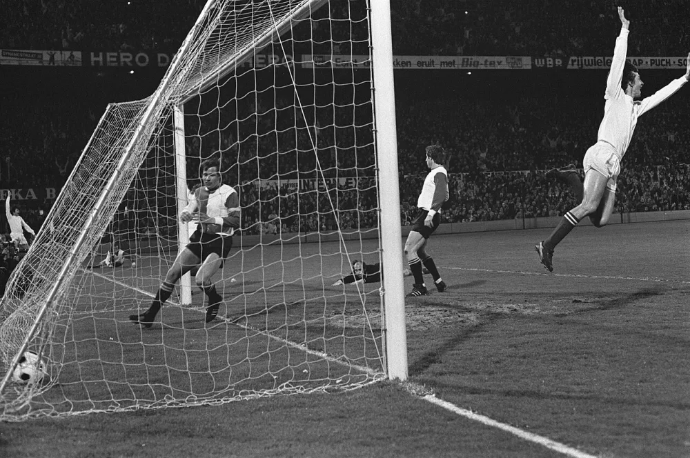 Feyenoord tegen Ajax 1-5, eerste doelpunt van Ajax, rechts Cruijff juichend. Foto: Rob Mieremet / Anefo, Nationaal Archief (CC0).